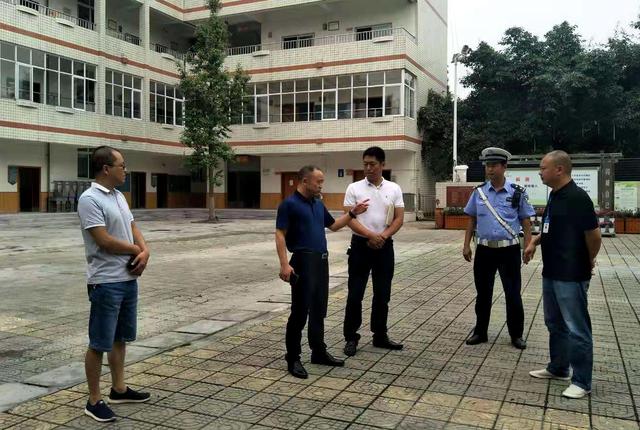 崇州市大劃鎮(zhèn)黨政領導檢查學校、幼兒園開學前安全