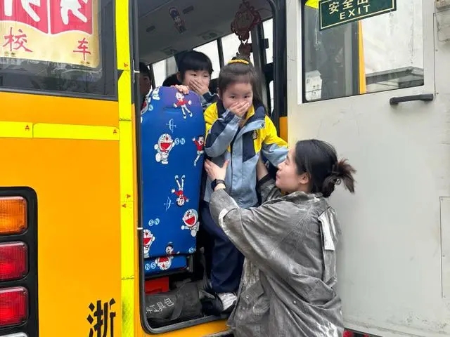 校車著火了可怎么辦？這家幼兒園進(jìn)行了安全應(yīng)急演練