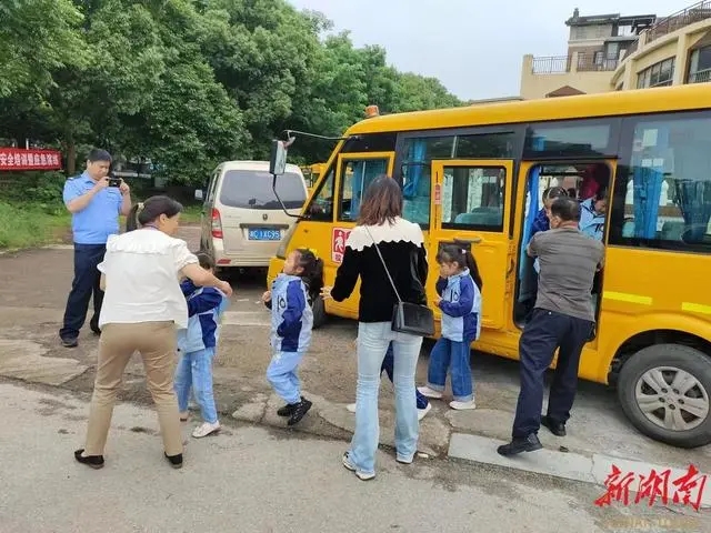 校車安全無小事，岳塘區開展校車安全培訓暨應急疏散演練