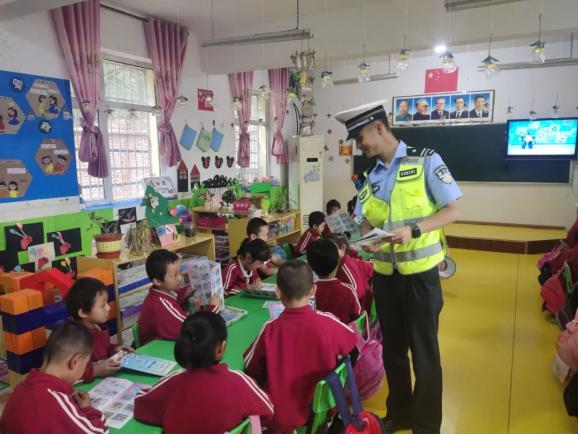 平安建設(shè) | 化隆交警：走進幼兒園開展校車安全檢查和安全宣傳教育