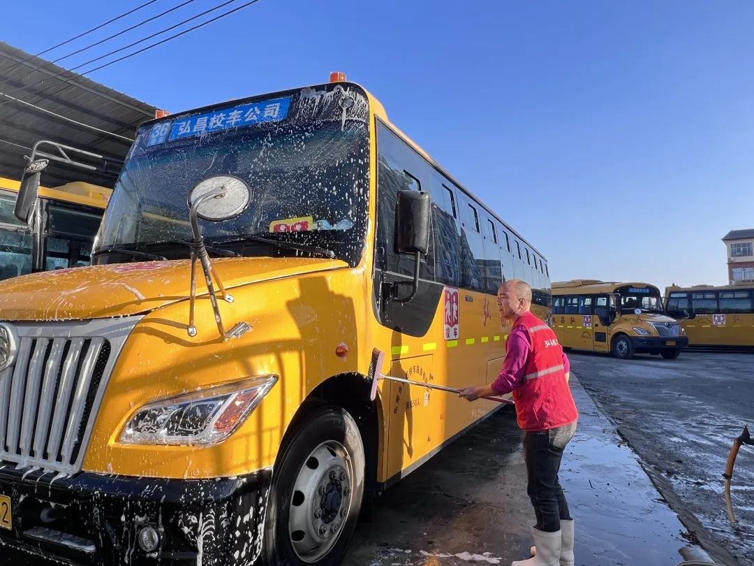 用心呵護 用愛護航 | 為確保新學(xué)期校車安全運行，校車大掃除保養(yǎng)很重要