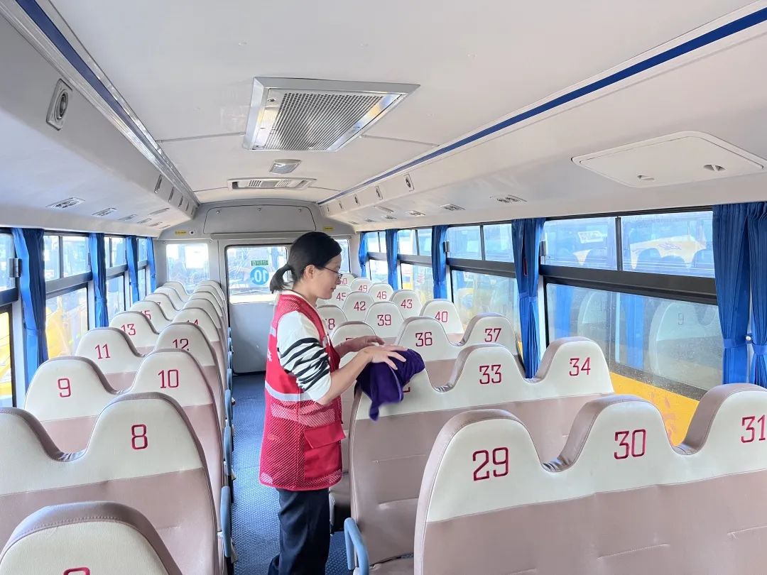 用心呵護 用愛護航 | 為確保新學(xué)期校車安全運行，校車大掃除保養(yǎng)很重要