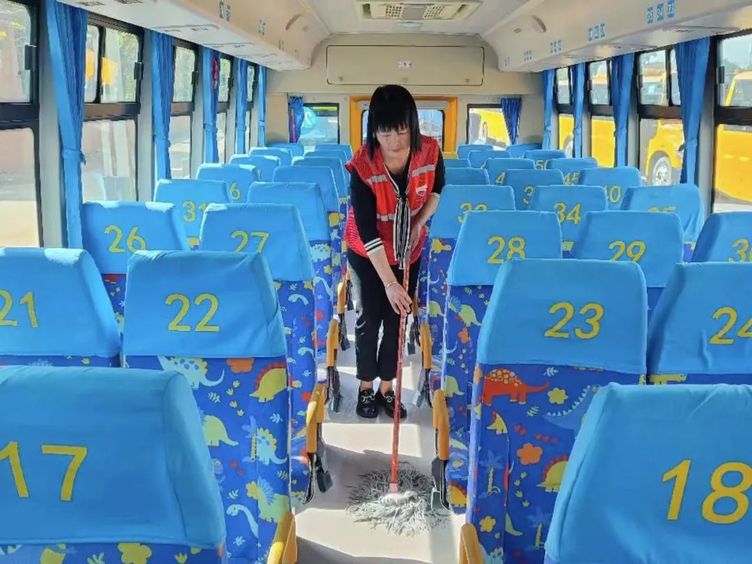 用心呵護 用愛護航 | 為確保新學(xué)期校車安全運行，校車大掃除保養(yǎng)很重要