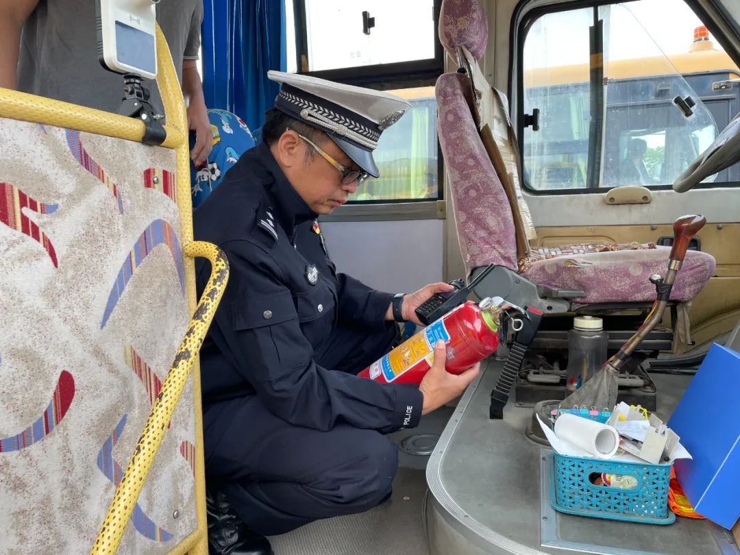 【平安岡州】校車安全“大體檢”，新會公安為新學(xué)期保駕護(hù)航！