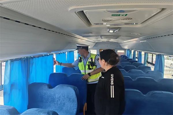 阿勒泰市公安局交警大隊強(qiáng)化校車安全“大檢查”，擰緊校車出行“安全閥”