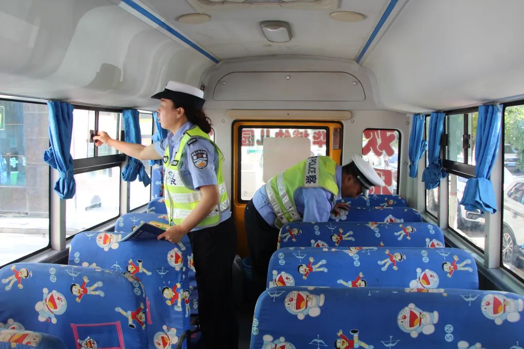 【交管動(dòng)態(tài)】臨洮公安交警強(qiáng)化校車安全宣傳檢查 擰緊出行“安全閥”