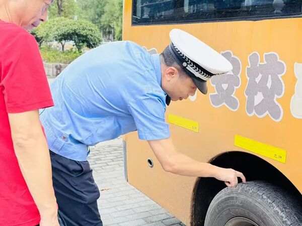 【平安護(hù)航2025】洪江市公安局：開(kāi)展校車安全集中檢查，筑牢學(xué)生出行“安全防線”