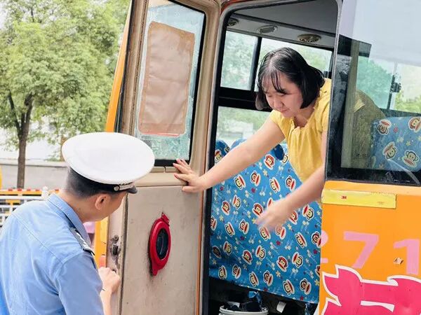 【平安護(hù)航2025】洪江市公安局：開(kāi)展校車安全集中檢查，筑牢學(xué)生出行“安全防線”