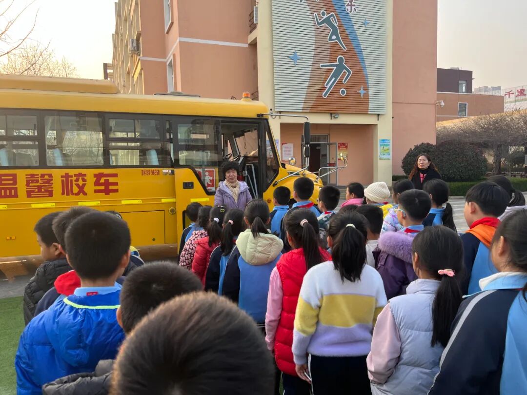 【蘭亭●校車(chē)演練】安全“童”行，為愛(ài)護(hù)航—蘭亭小學(xué)舉行校車(chē)安全演練