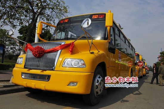 廣東順德購(gòu)買(mǎi)最牛校車(chē) 完全按美式校車(chē)標(biāo)準(zhǔn)建造