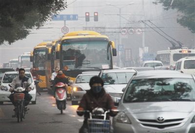 2011年11月17日7時20分，山東濟南，山東師范大學附屬小學的校車與小客車混行。陳寧