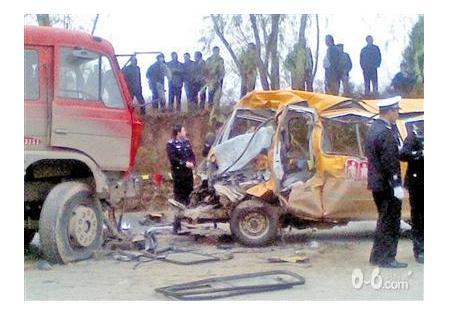 校車事故一： 

事故時(shí)間：2011年11月16日9時(shí)40分許

事故原因：校車系超載車輛，核載9人的校車，卻實(shí)載64人，超載了55人

事故發(fā)生地：甘肅省慶陽市正寧縣榆林子鎮(zhèn) 

死亡人數(shù)：造成19人死亡，其中17名幼兒

受傷人數(shù)：18人重傷、26人輕傷

事故細(xì)節(jié)：2011年11月16日9時(shí)40分許，甘肅省慶陽市正寧縣榆林子鎮(zhèn)下溝磚廠門口，一輛大翻斗運(yùn)煤貨車與正寧縣榆林子小博士幼兒園學(xué)生接送面包車迎面相撞，校車司機(jī)與4名幼兒當(dāng)場(chǎng)死亡，多名幼兒重傷。15人在送往醫(yī)院搶救途中死亡，至此，事故遇難人數(shù)達(dá)20人，其中包括18名幼兒以及校車司機(jī)及1名教師。

