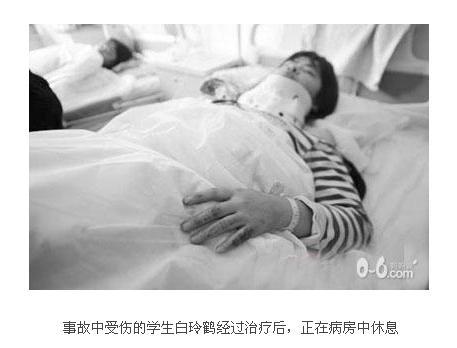 校車事故二：  

事故時(shí)間：2011年9月26日6時(shí)50分左右

事故發(fā)生地：山西省介休市靈石縣冷泉村

死亡人數(shù)：7名初中生死亡

受傷人數(shù)：2人重傷、3人輕傷

事故細(xì)節(jié)：2011年9月26日6時(shí)50分左右，山西靈石縣冷泉村一接送學(xué)生的微型面包車在108國(guó)道介休段與一輛大貨車相撞。目前山西晉中市已經(jīng)成立了事故調(diào)查組，靈石縣負(fù)責(zé)事故善后工作，介休市負(fù)責(zé)傷員救治工作，具體事故原因還在調(diào)查中。

