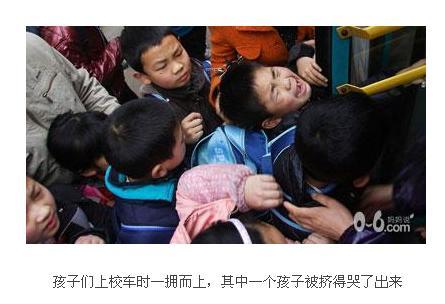 校車事故五：    

事故時(shí)間：2011年7月20日7時(shí)10分

事故原因：兩輛車均屬違規(guī)行駛

事故發(fā)生地：大連市開金州新區(qū)金石灘涼水灣

受傷人數(shù)：17個(gè)孩子均不同程度受傷

事故細(xì)節(jié)：2011年7月20日7時(shí)10分，大連市開金州新區(qū)金石灘涼水灣路段，一輛載著17個(gè)孩子的輕型封閉貨車與迎面而來的奔馳車相撞，車上的17個(gè)孩子均不同程度受傷。此車是幼兒園園長(zhǎng)為了接送孩子而雇來的“黑校車”。

