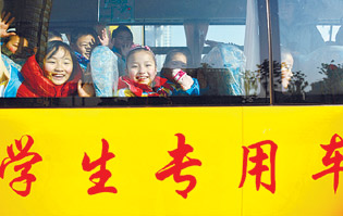 體驗(yàn)乘坐“大鼻子”校車