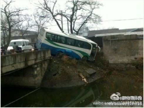 網(wǎng)友報(bào)料：蕭山一輛校車滑落河中 沒有人員傷亡(圖)