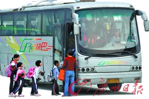 公交司機：下班后還要開“校車”真累?。▓D）