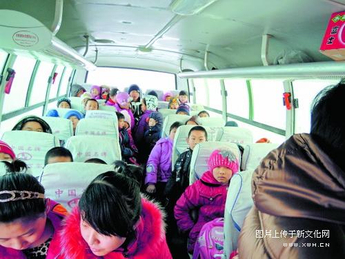 長(zhǎng)春:超員校車(chē)多拉19個(gè)小學(xué)生