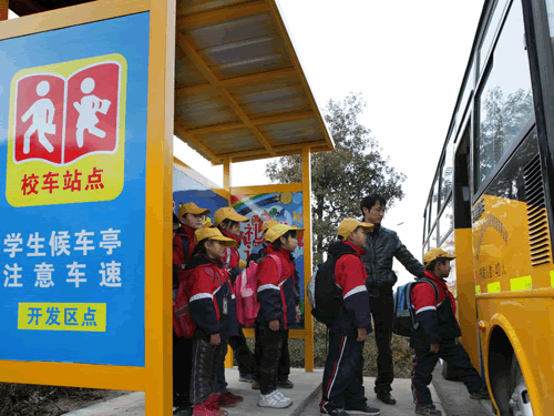 湖州：黃色校車(chē)有了“黃色候車(chē)亭”（圖）