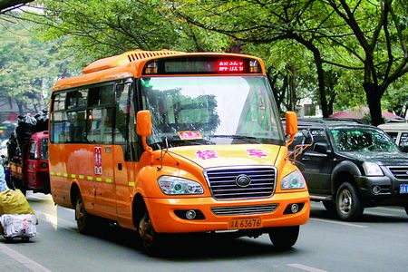“大鼻子”校車上路，孩子們很喜歡