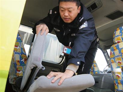 校車：滅火器失效安全帶沒裝(圖)