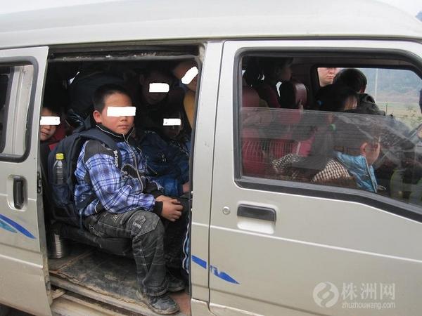 蘆淞交警深入偏遠鄉村開展“校車超員”整治