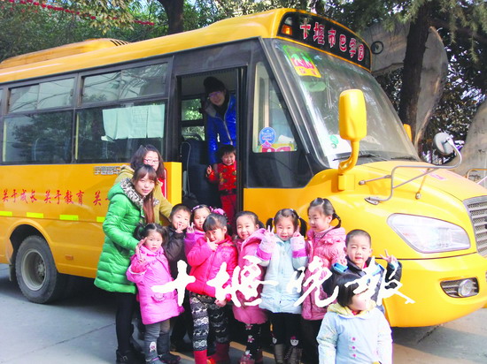 十堰：首臺“大鼻子”校車亮相