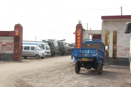 原來停放在洛界公路兩側的市政、綠化等車輛都被停到了瑞福達公司的停車場里