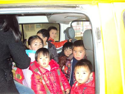 松滋街河市：嚴查超員校車（圖）