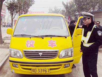 松滋街河市：嚴查超員校車（圖）