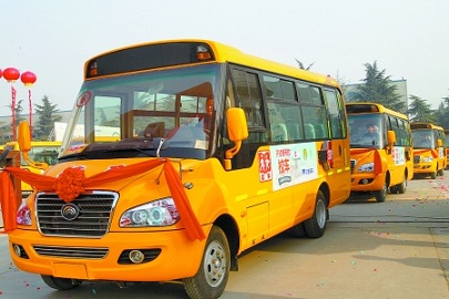 “開往春天的校車” 宇通向貧困地區(qū)捐車