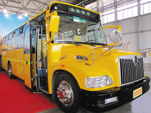 “新國標(biāo)”校車亮相昆明