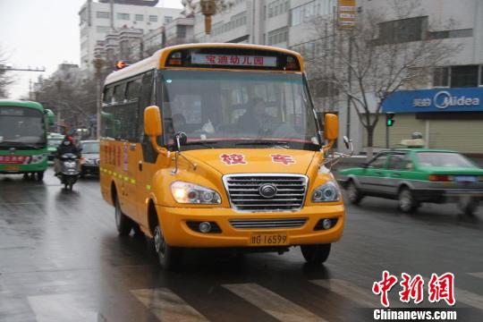 校車草案凸顯孩子優(yōu)先 內(nèi)容待細(xì)化