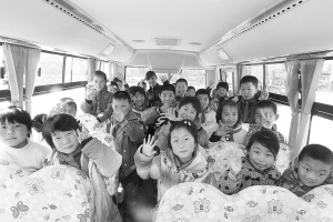 27個贊皇孩子坐上大鼻子校車（圖）