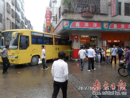 東莞一校車撞入便利店致一幼童受傷
