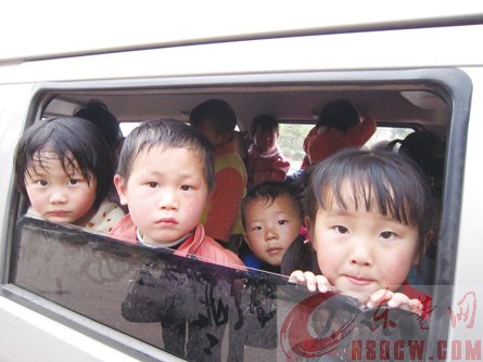 陽新縣：公安局長攔停超載校車