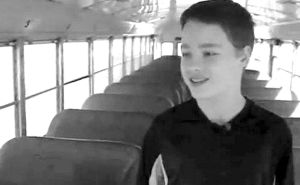 美國：校車司機(jī)突發(fā)病  13歲男孩沖上前將車停穩(wěn)