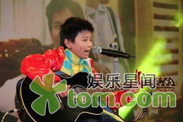 10歲小朋友愛心開唱為捐校車 