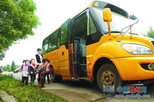 信豐一幼兒園新校車定點定時接送鄉村學童 確保安全