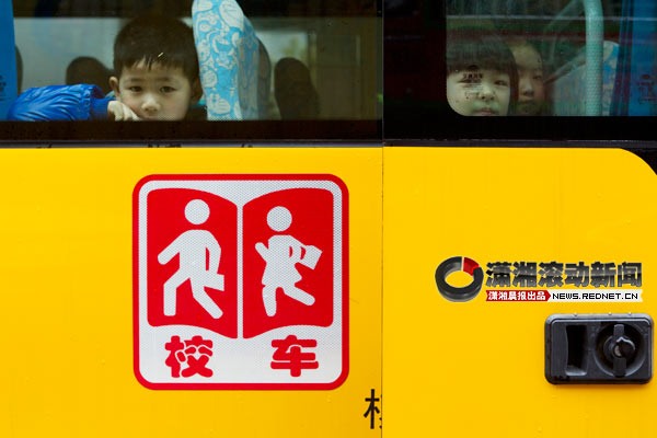 長(zhǎng)沙：新式校車配備巡視按鈕和逃生門(mén) 車輛主動(dòng)避讓[圖]