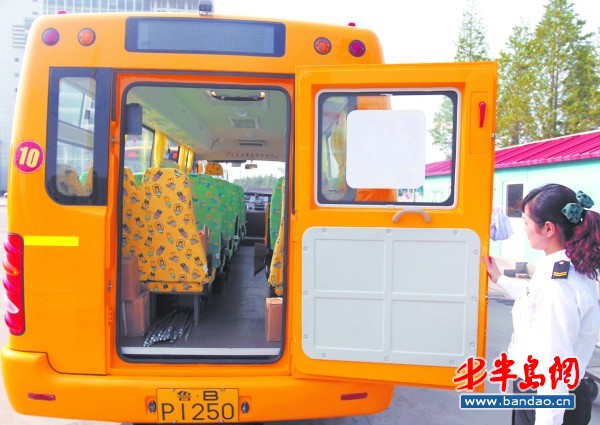 城陽(yáng)區(qū)學(xué)生坐校車每月70元 惠及2000多名學(xué)生
