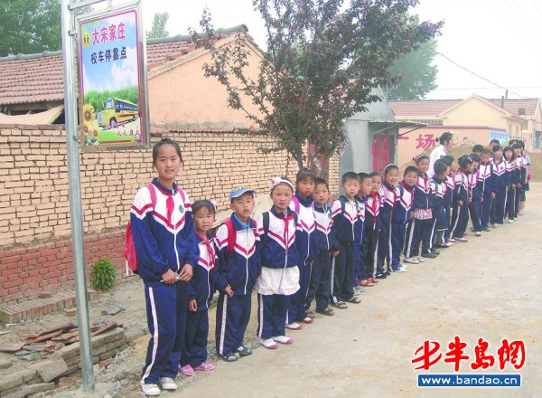 膠州：大鼻子校車開進農(nóng)村小學(組圖)