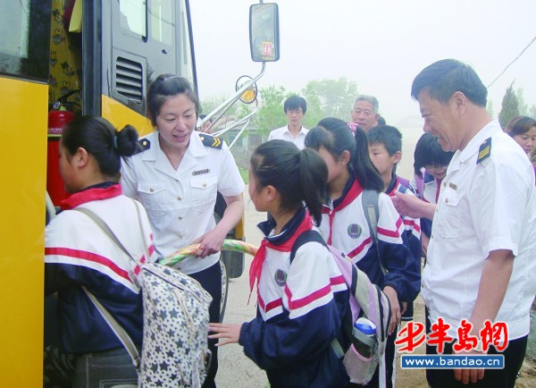 膠州：大鼻子校車開進農(nóng)村小學(組圖)
