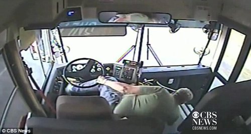 美司機(jī)未系安全帶拐彎被甩出車座(圖)