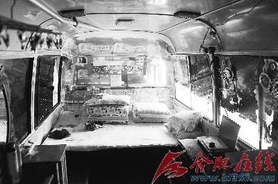 廢舊校車被改造成房屋 一家四口蝸居兩年(圖)
