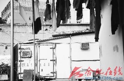 廢舊校車被改造成房屋 一家四口蝸居兩年(圖)