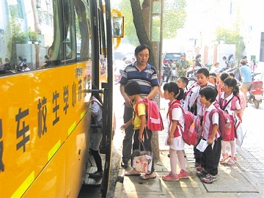 吳江:校車當“戰(zhàn)斗機” 網友批“特權”