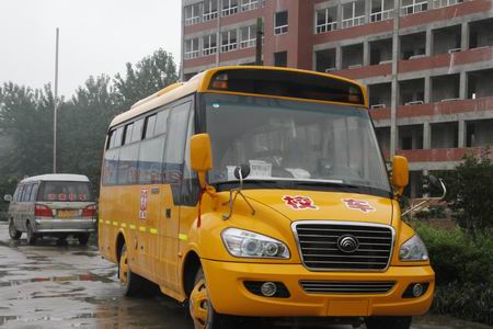 信陽(yáng)農(nóng)民工創(chuàng)辦幼兒園 配備大鼻校車(chē)