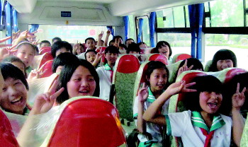 平陰：首批4輛“小鼻子”校車上路 