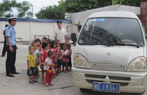 廣西北海：一校車核載7人實載19人（圖）